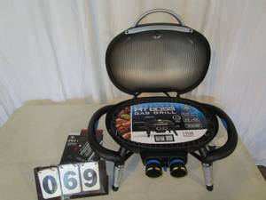 lot 69 image: Pit Boxx #LG300SL Table Top GasGrill