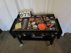 lot 75 image: Pit Boss 4 Burner Premium Gas Griddle