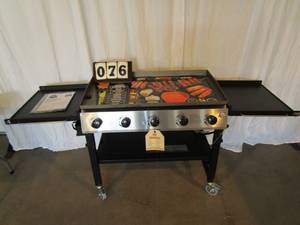 lot 76 image: Pit Boss 5 Burner Deluxe Gas Griddle