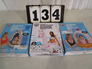 lot 134 image: Set of 3 Big Mouth Floats