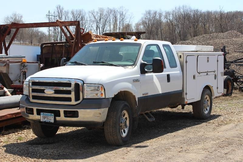 lot 4 image: Ford F 350 XLT Super Duty Service Truck