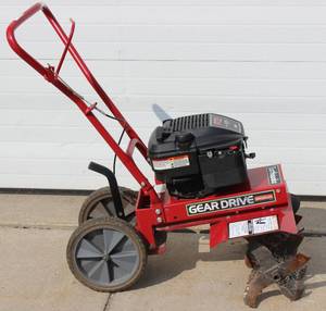 lot 8 image: Earthquake Gear Drive Front Tine Tiller
