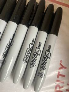 lot 98 image: Super Sharpie Markers