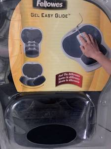 lot 132 image: Gel Keyboard Pad and Mouse Pad