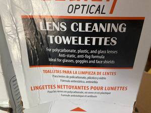 lot 28 image: Lens Cleaning Towelettes