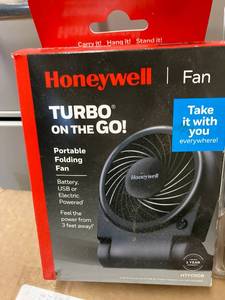 lot 23 image: Personal Fan and Wireless Mouse