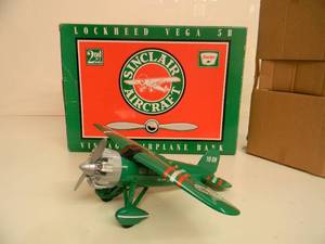 lot 9 image: LIBERTY CLASSICS By SPEC CAST LIMITED EDITION SINCLAIR GASOLINE LOCKHEED VEGA 5B DIE-CAST METAL BANK - IN BOX - GREAT PIECE - NICE - SEE PICTURES