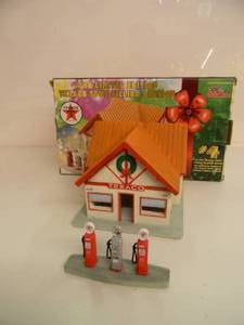 lot 53 image: RACING CHAMPIONS 1998 LIMITED EDITION TEXACO TOWN FILLING STATION - IN BOX - GREAT PIECE - NICE - SEE PICTURES
