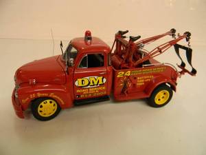 lot 58 image: The Danbury Mint Limited Edition 124 Die Cast Replica - 1953 Chevrolet Wrecker - GREAT PIECE - NICE - SEE PICTURES