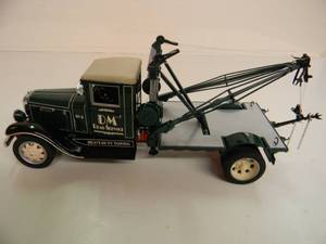 lot 59 image: The Danbury Mint Limited Edition 124 Die Cast Replica - 1930 International Wrecker - GREAT PIECE - NICE - SEE PICTURES