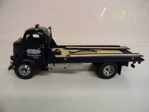 lot 61 image: The Danbury Mint Limited Edition 124 Die Cast Replica - 1938 GMC Flatbed Car Carrier - GREAT PIECE - NICE - SEE PICTURES