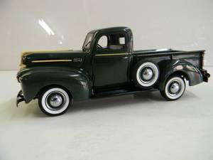 lot 71 image: The Danbury Mint Limited Edition 124 Die Cast Replica - 1942 Ford Pickup Truck - GREAT PIECE - NICE - SEE PICTURES