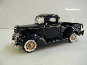 lot 73 image: The Danbury Mint Limited Edition 124 Die Cast Replica - 1938 Ford Pickup Truck - GREAT PIECE - NICE - SEE PICTURES