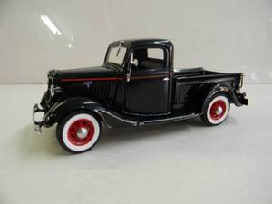 lot 76 image: The Danbury Mint Limited Edition 124 Die Cast Replica - 1935 Ford Pickup Truck - GREAT PIECE - NICE - SEE PICTURES