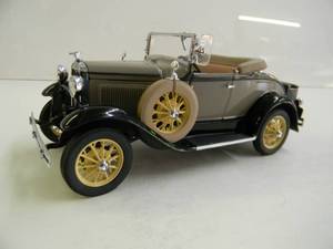 lot 82 image: The Danbury Mint Limited Edition 124 Die Cast Replica - Ford Model A Roadster - GREAT PIECE - NICE - SEE PICTURES