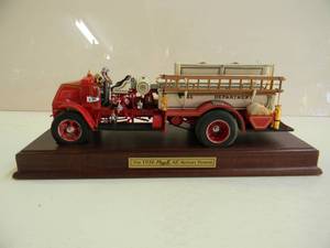 lot 83 image: The Danbury Mint Limited Edition 124 Die Cast Replica - The 1926 Mack AC Rotary Pumper Fire Engine WStand - GREAT PIECE - NICE - SEE PICTURES