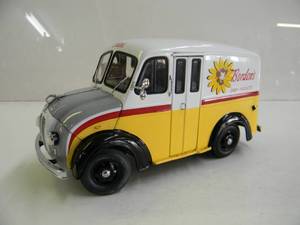 lot 84 image: The Danbury Mint Limited Edition 124 Die Cast Replica - 1950 BORDENS MILK TRUCK - GREAT PIECE - NICE - SEE PICTURES