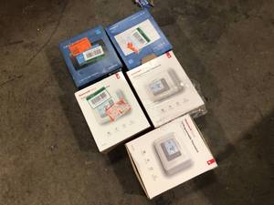 lot 9 image: Lot of Assorted Thermostats  Various Models and Conditions Customer Returns See Pictures