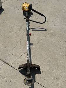 lot 13 image: Poulan Pro 25cc Trimmer