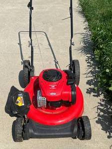 lot 24 image: Craftsman M100 Lawnmower (great condtion)