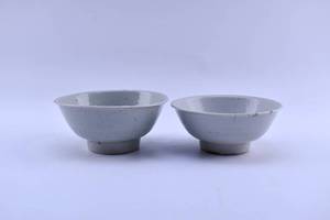lot 140 image: 2 Small White Antique Chinese Porcelain Bowls