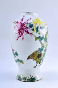 lot 149 image: Antique Chinese Porcelain Vase with Bird
