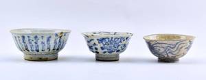lot 157 image: 3 Antique Chinese Porcelain Footed Bowls