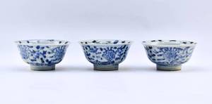 lot 159 image: 3 Antique Chinese Porcelain Chrysanthemum Bowls