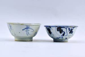 lot 160 image: 2 Antique Chinese Porcelain Footed Bowls