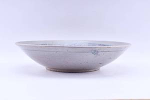 lot 19 image: Large Antique Blue & White Chinese Porcelain Low Bowl