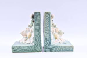 lot 22 image: Pair of Roseville Pottery Peony 11 Bookends