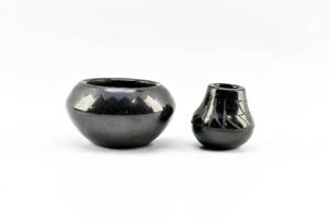 lot 289 image: Pair of Blackware Pueblo Vases, Blue Corn