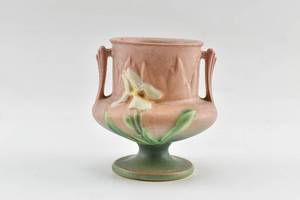 lot 207 image: Roseville Pottery Iris Pink Vase 130-4