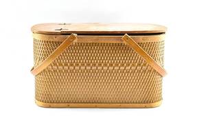 lot 38 image: Vintage Burlington Hawkeye Woven Picnic Basket