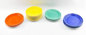 lot 39 image: 18 Colorful Oval Dinner Plates