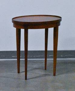 lot 131 image: Small Oval Side Table with Marquetry Shell