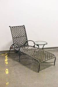 lot 159 image: Brown Jordan Patio Lounge Chair with Side Table