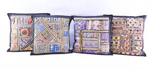 lot 18 image: Set of 4 Throw Pillows with Abstract Pattern