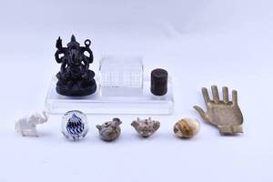 lot 208 image: Grp 9 Desktop Decorations