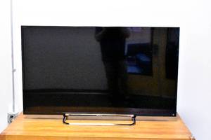 lot 38 image: Sony Bravia 60 LED HDTV Model KDL-60R550A