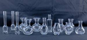 lot 230 image: 13 Small Glass Vases