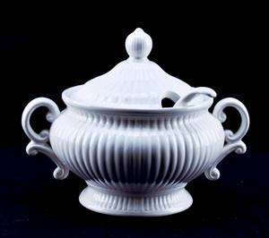 lot 257 image: Large White Ceramic Soup Tureen