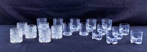 lot 263 image: Group of 19 Plastic Barware