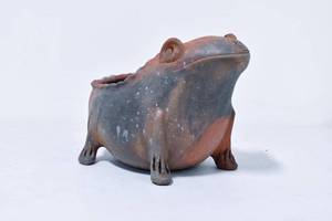 lot 170 image: Outdoor Terracotta Planter of Sculpted Frog