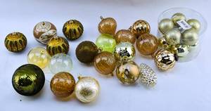 lot 392 image: Box of Christmas Tree Ornaments