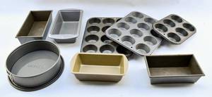 lot 394 image: 8 Baking Pans
