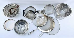 lot 395 image: Lot of ColandersStrainers