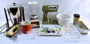 lot 396 image: Assortment of Vintage Kitchen Objects