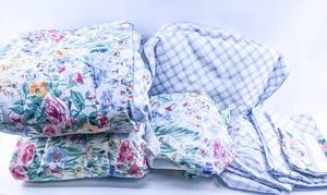 lot 359 image: 2 Sets of Floral and Blue Twin Bedding