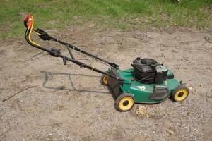 lot 4 image: Weed Eater 22 Self Propelled Mower